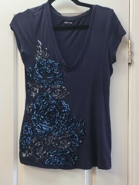 EXPRESS Sequin Blue Tee. Size S. Beautiful Floral Sequin On One Side.